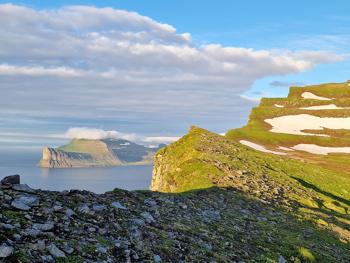 Hornbjarg séð frá Hælavíkurbjargi.