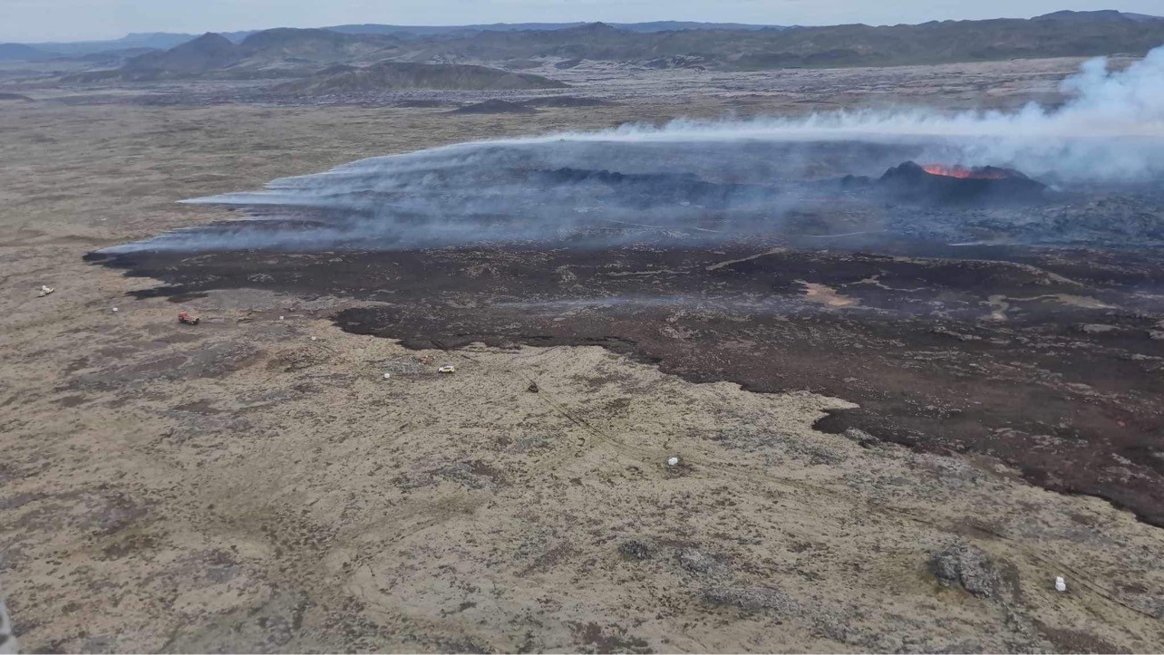 Horft yfir eldgosið við Litla-Hrút, þar sem sjá má ummerki umfangsmikilla gróðurelda