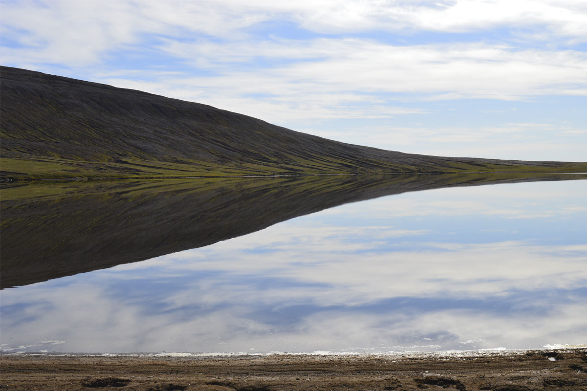 Sænautafell speglar sig í Grjótgarðsvatni