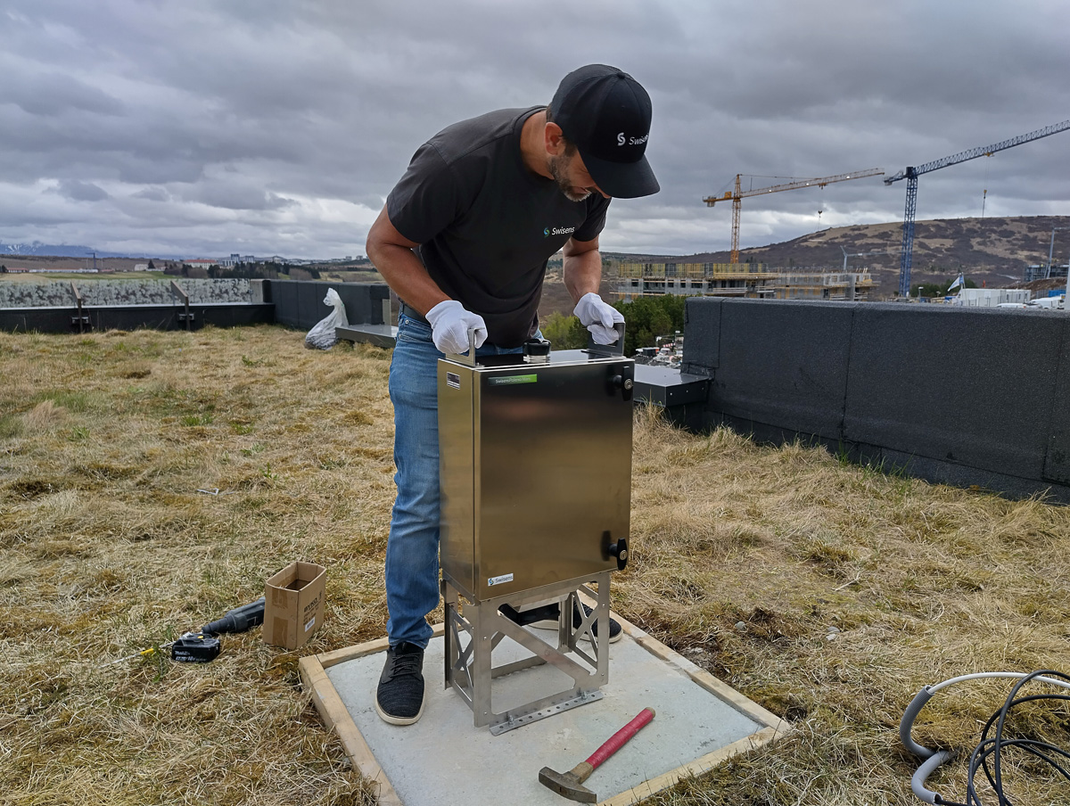 Unnið að uppsetningu tækisins.