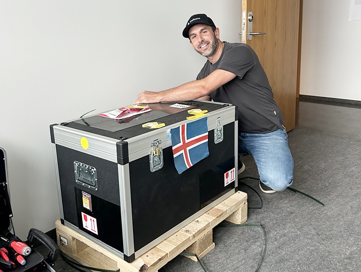 Fulltrúi Swisens undirbýr uppsetningu nýs frjóvöktunarkerfis á þaki húsnæðis Náttúrufræðistofnunar Íslands í Garðabæ