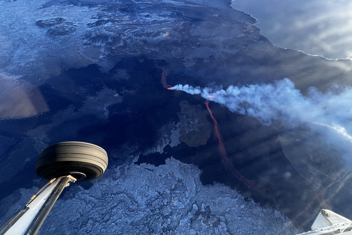 Horft á gossprungu úr lofti.