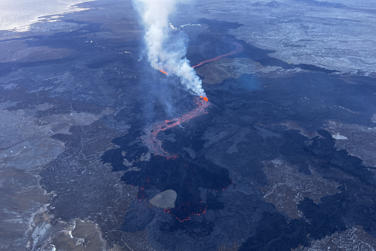 Hraunelfar við Sundhnúksgíga á Reykjanesi. Í fjarska sér í Grindavík.