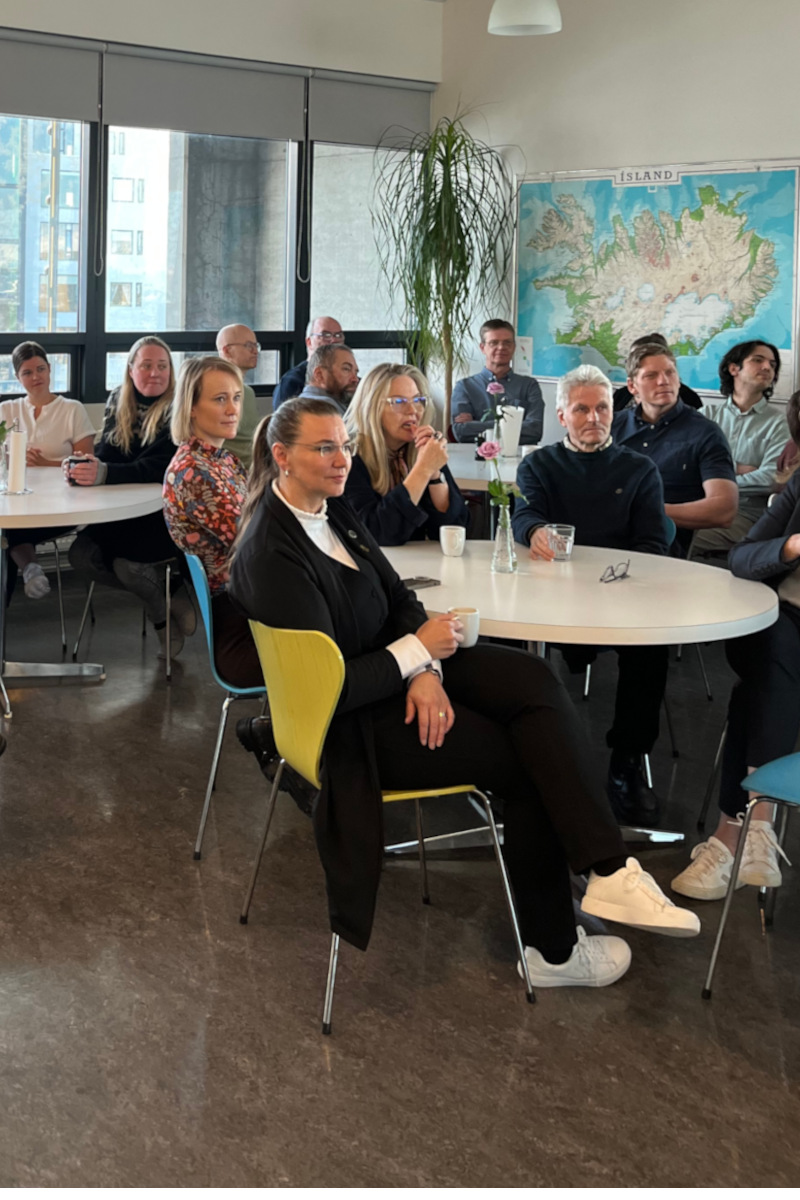 Starfsfólk hlýðir á ráðherra