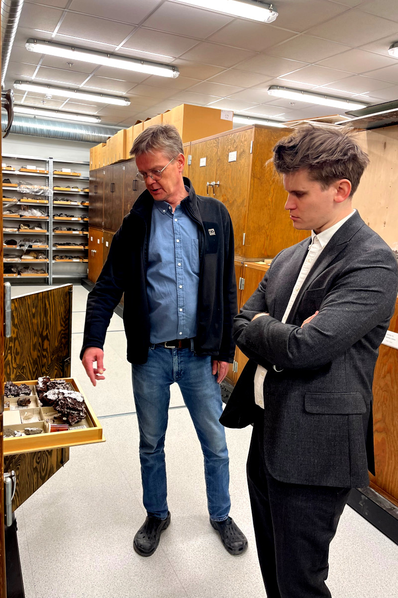 Kristján Jónasson segir frá í þurrsýnaskála stofnunarinnar