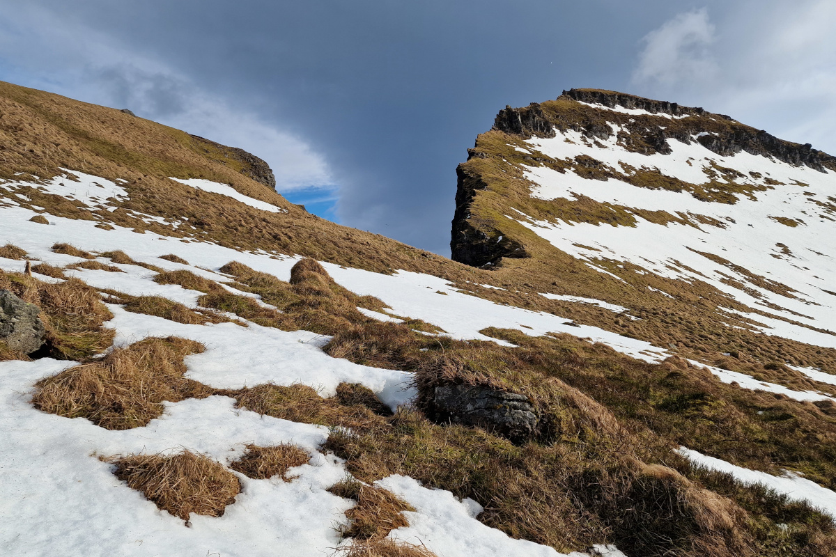 Harðviðrisgjá í Innstadal. Á brúninni sjást tveir refir eins og litlir punktar í fjarska. Þeir voru greinilega í tilhugalífinu og gætu sest að á svæðinu í sumar.