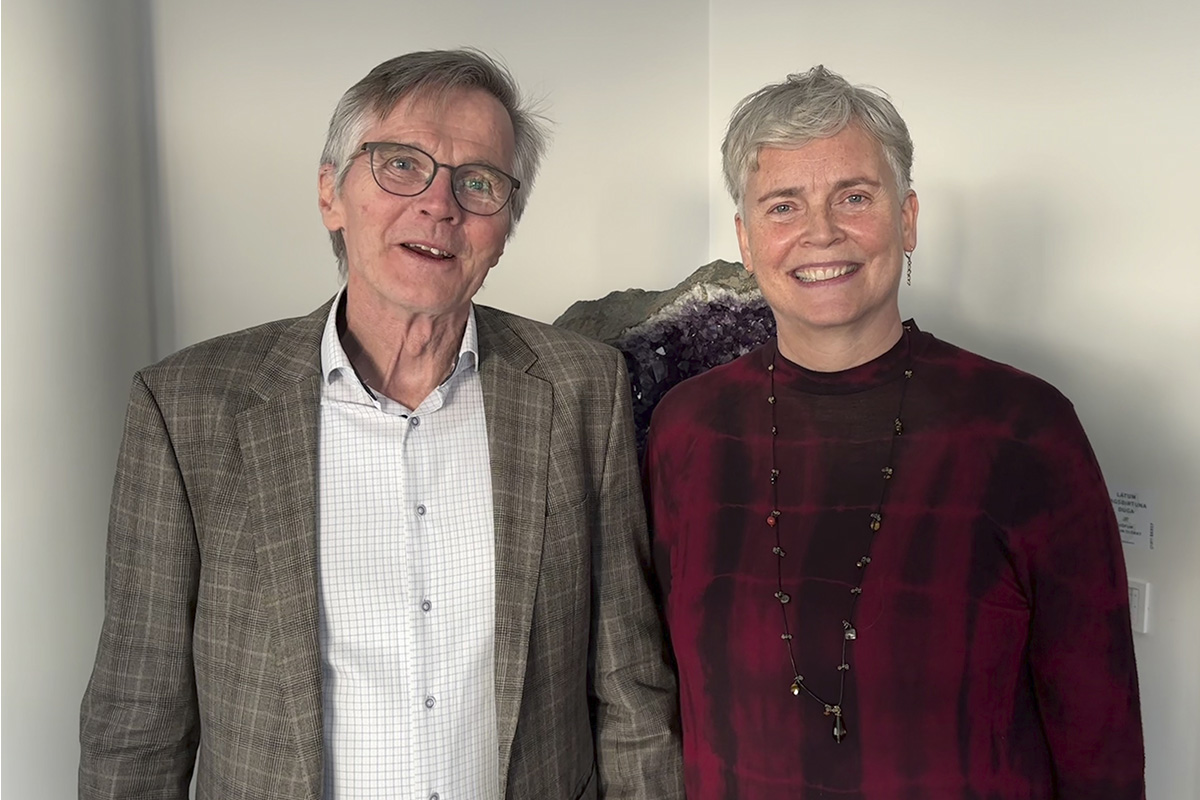 Hallgrímur Jónasson, fráfarandi formaður (2009–2025), og Hólmfríður Sigurðardóttir, nýkjörinn formaður Surtseyjarfélagsins. Hún er þriðji formaður félagsins frá stofnun þess árið 1965 en Steingrímur Hermannsson heitinn gegndi embættinu fyrstur til ársins 2009.