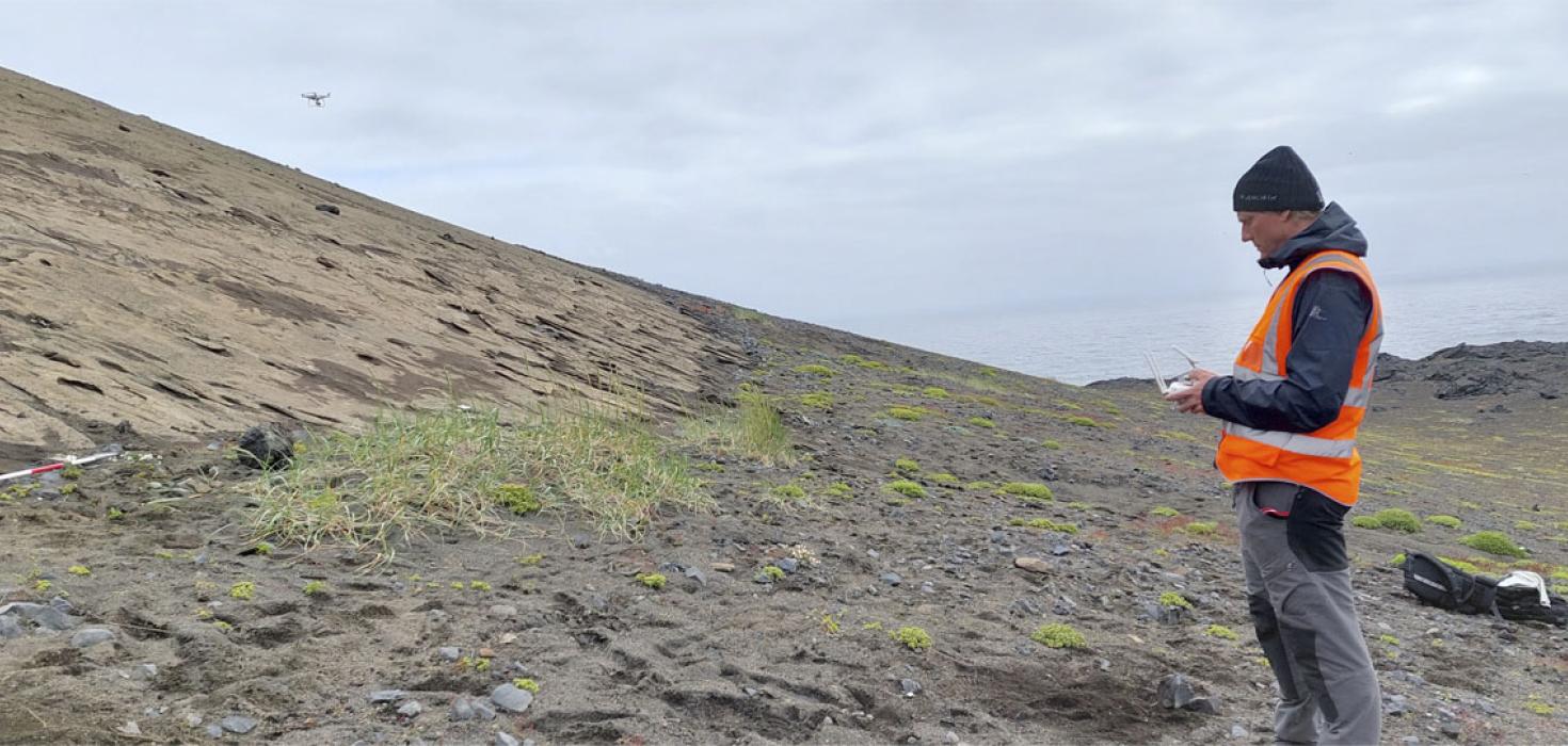 Birgir Vilhelm Óskarsson jarðfræðingur hjá Náttúrufræðistofnun Íslands tekur myndir í Surtsey með notkun dróna