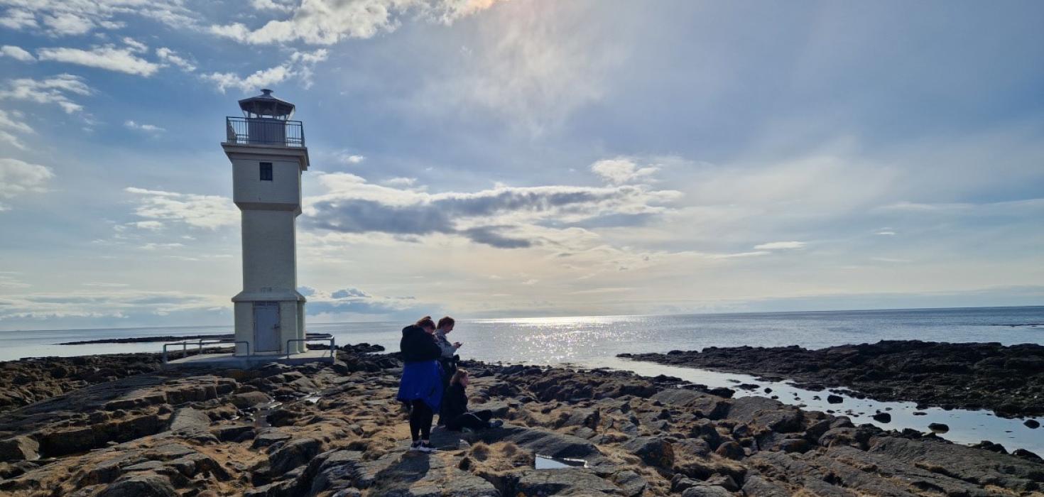 Akranesviti; ferstrendur, 10 metra hár viti sem byggður var árið 1918. Starfsfólk Náttúrufræðistofnunnar að störfum .