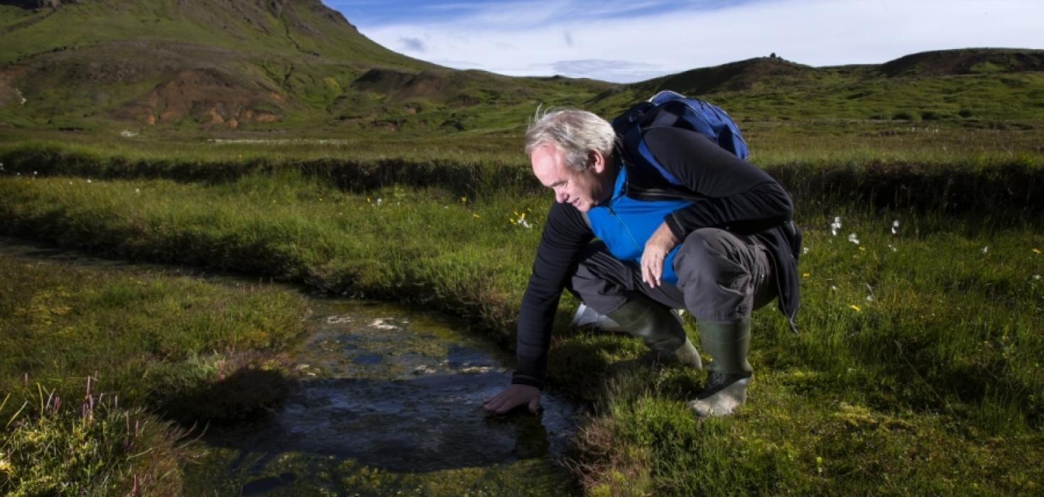 Gísli Már Gíslason prófessor við HÍ við læk í Hengladölum 2015
