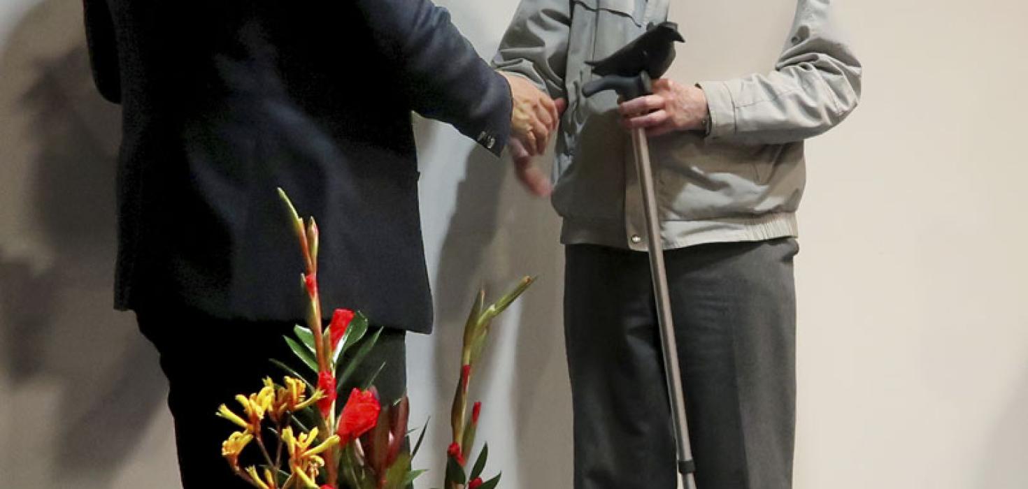 Guðmundur Guðmundsson starfandi forstjóri Náttúrufræðistofnunar Íslands afhendir Óskari J. Sigurðssyni heiðursviðurkenningu stofnunarinnar