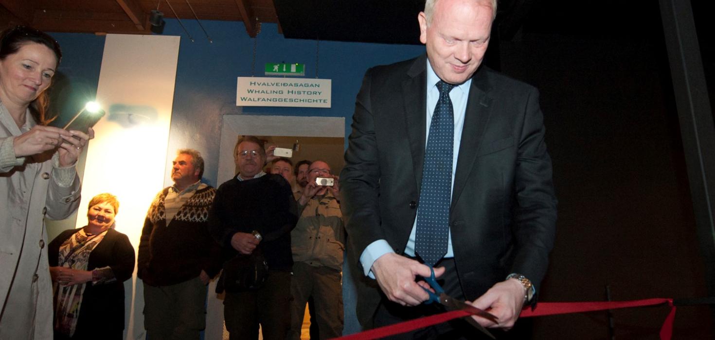 Illugi Gunnarsson mennta- og menningarmálaráðherra opnar steypireyðarsýningu á Húsavík í maí 2016