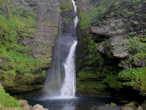 Merkjárfoss (Gluggafoss) í ánni Merkjá sem fellur ofan í Fljótshlíð milli Hlíðarendakots og Múlakots