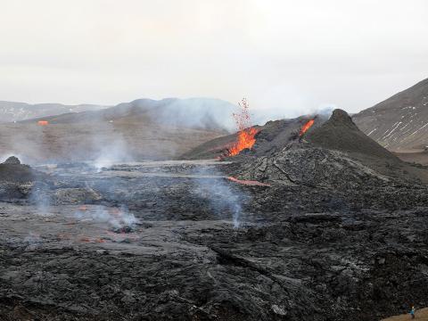 Hrauntunga ryður sér leið út úr Geldingadölum 