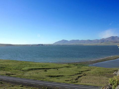 Útsýni yfir Hvalfjörð að Grundartanga séð úr hlíðinni ofan Hvalfjarðareyrar