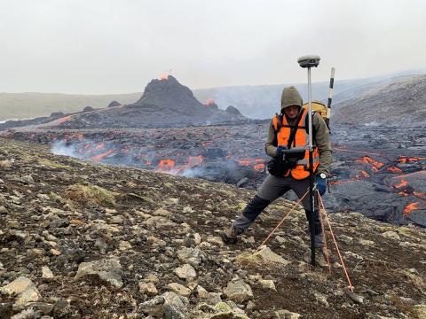 Birgir Vilhelm Óskarsson jarðfræðingur hjá Náttúrufræðistofnun Íslands mælir fastmerki á jörðu