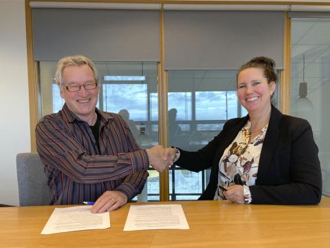 Hilmar J. Malmquist og Eydís Líndal Finnbogadóttir við undirritun samkomulagsins.