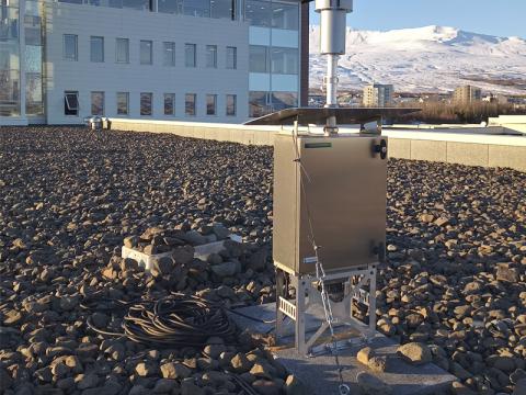 Sjálfvirkur frjógreiningamælir á þaki húsnæðis Náttúrufræðistofnunar Íslands á Akureyri