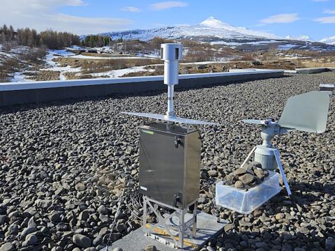 Frjógildrur á Akureyri, sjálfvirkt Polleno Mars frjóvöktunarkerfi til vinstri og Burkad-frjógildra til hægri.