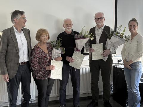 Mynd frá aðalfundi Surtseyjarfélagsins 2025. Unnur Skúladóttir, Erling Ólafsson og Borgþór Magnússon (frá vinstri fyrir miðju) voru kjörin heiðursfélagar Surtseyjarfélagsins. Hallgrímur Jónasson, fráfarandi formaður (lengst til vinstri), og Olga Kolbrún Vilmundardóttir, varaformaður (lengst til hægri) afhentu heiðursfélögum blómvendi og skjöl við þetta tilefni.