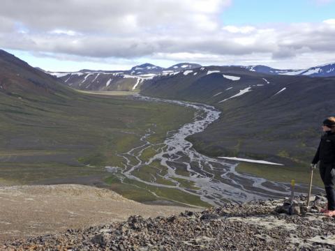 Stefanía Ragnarsdóttir fræðslufulltrúi Vatnajökulsþjóðgarðs á Þvermóð að horfa inn í Nýjadal