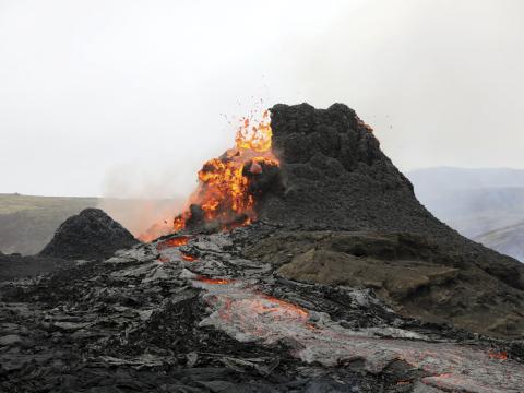 Megingígurinn í Geldingadölum á þriðja degi gossins í Fagradalsfjalli. Gígbarmurinn er að hrynja. 