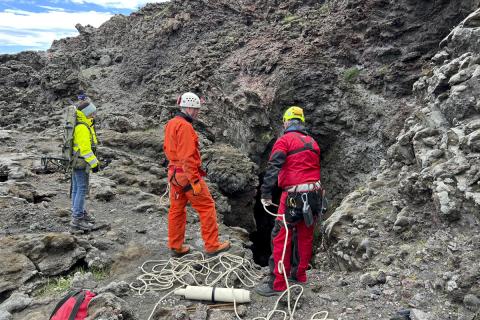 Guðni Gunnarsson og Jón Atli Magnússon undirbúa þrívíddarmælingar í hellum Surtseyjar. 