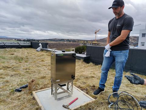 Nýtt sjálfvirkt frjóvöktunarkerfi sett upp á þaki húsnæðis Náttúrufræðistofnunar Íslands í Garðabæ.