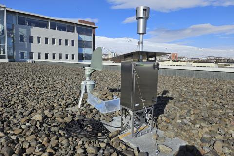 Frjómælingatæki á þaki hússins Borga við Norðurslóð á Akureyri; Burkad-frjógildra til vinstri og sjálfvirkt Polleno Mars frjóvöktunarkerfi til hægri.