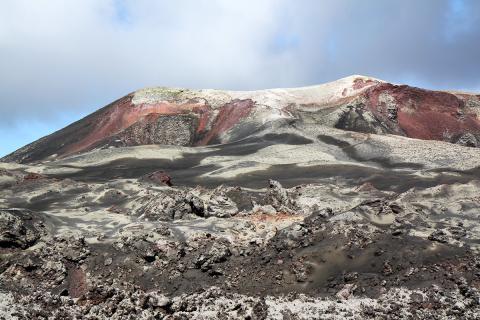 Gígurinn Magni á Fimmvörðuhálsi 28. júlí 2010. Sýni var tekið í utanverðum barmi gígsins og í því fannst áður óþekkt steind sem fengið hefur nafnið kristjánít.