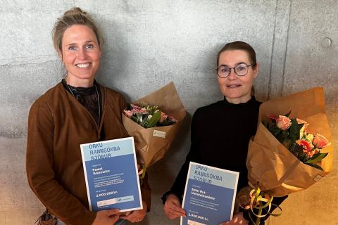 Olga og Ester veittu styrkjum viðtöku.