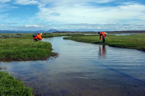 Ár á yngri berggrunni