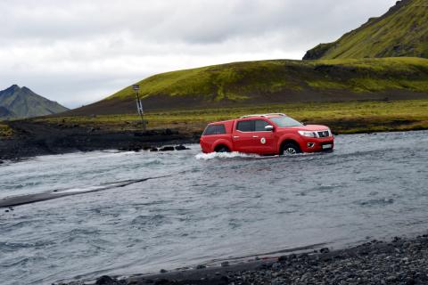 Ekið yfir Bláfjallakvísl