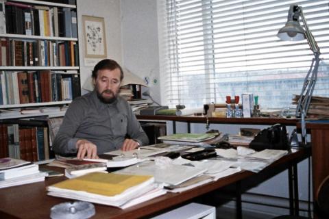 Eyþór Einarsson grasafræðingur á skrifstofu sinni á Náttúrufræðistofnun Íslands við Hlemm 