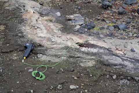 Jarðhitasprunga á Vesturbunka þar sem hiti mældist 95,5°C