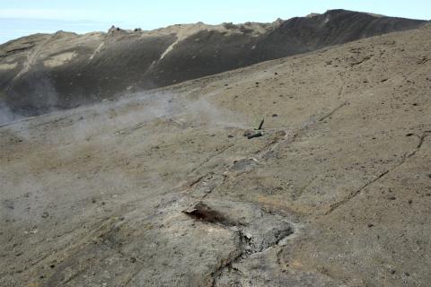 Gufuútsreymi úr sprungu í móbergi í Vesturbunka