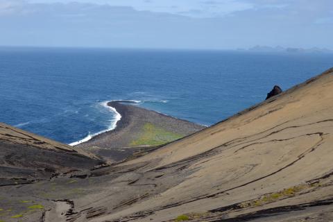 Tangi Surstseyjar 17. júlí 2017 þar sem hann sveigir til austurs