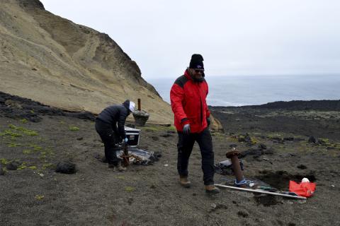Unnið við sýnatökur úr borholunum í Surtsey 2021