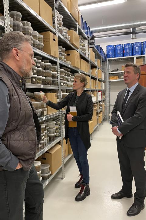 Heimsókn umhverfis-, orku- og loftslagsráðherra í votsýnasafn Náttúrufræðistofnunar Íslands