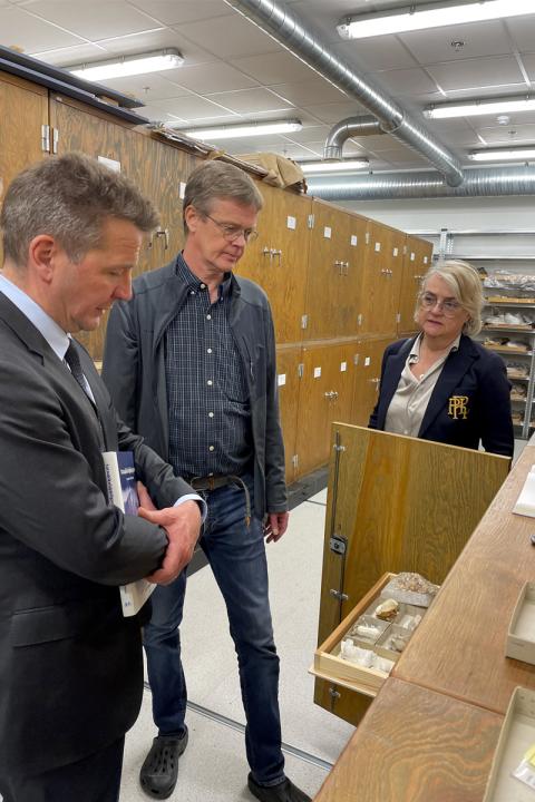 Heimsókn umhverfis-, orku- og loftslagsráðherra í steinasafn Náttúrufræðistofnunar Íslands
