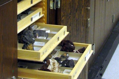 Sýnishorn úr steinaskála Náttúrufræðistofnunar Íslands